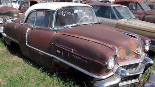 Illustration for article titled Classic cars of a huge Nebraskan junkyard get a second chance at life